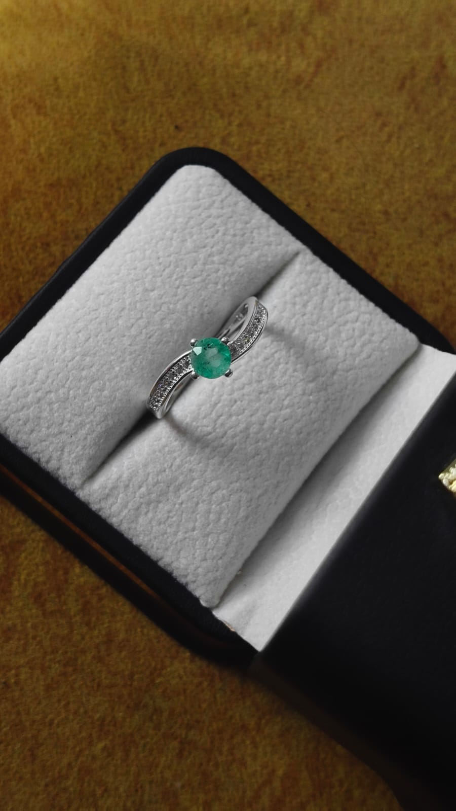 Anillo Selva Serena en Plata 925 con Esmeralda Colombiana