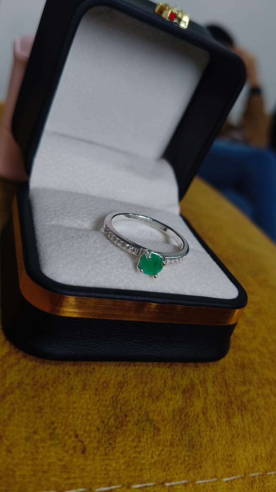 Anillo Esencia del Valle en Plata 925 con Esmeralda Colombiana