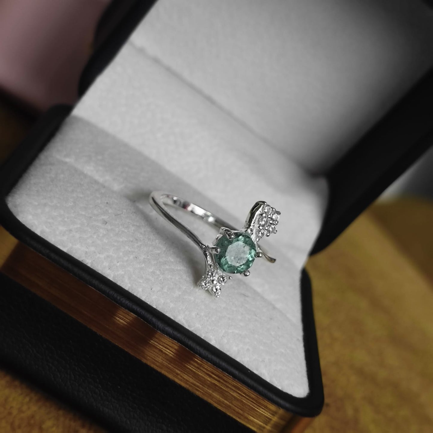 Anillo Travesía Verde en Plata 925 con Esmeralda Colombiana