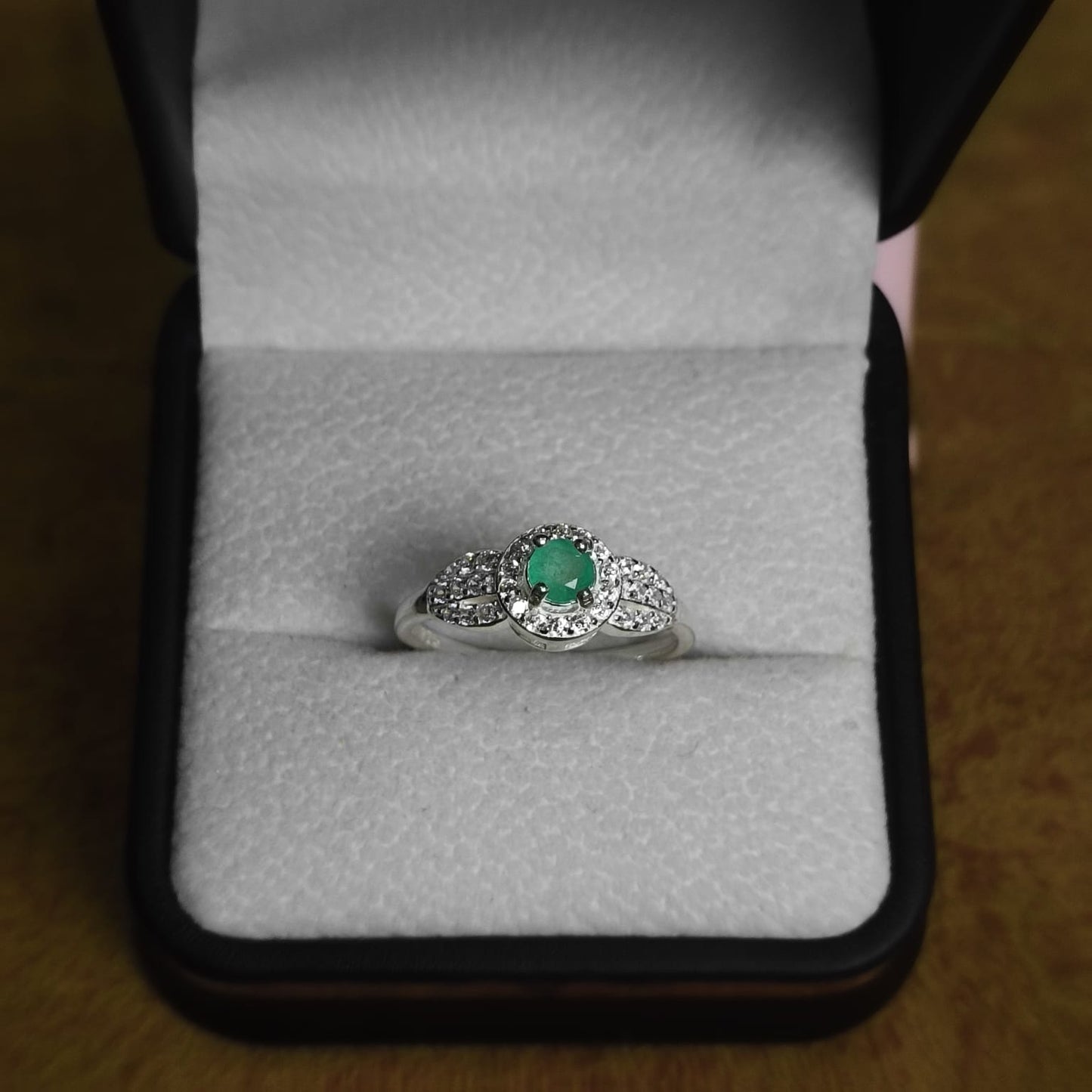 Anillo Hojita de Luz en Plata 925 con Esmeralda Colombiana
