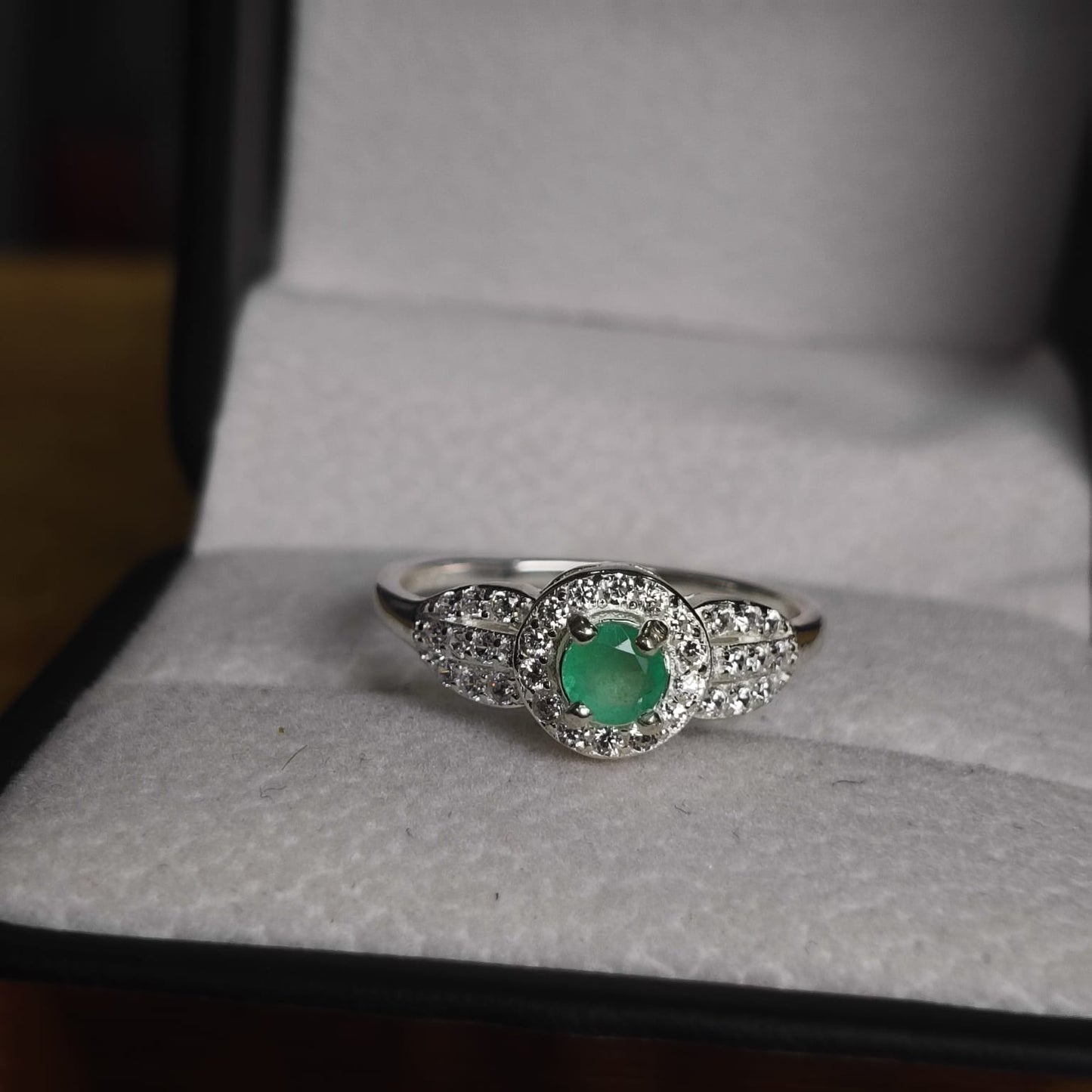 Anillo Hojita de Luz en Plata 925 con Esmeralda Colombiana