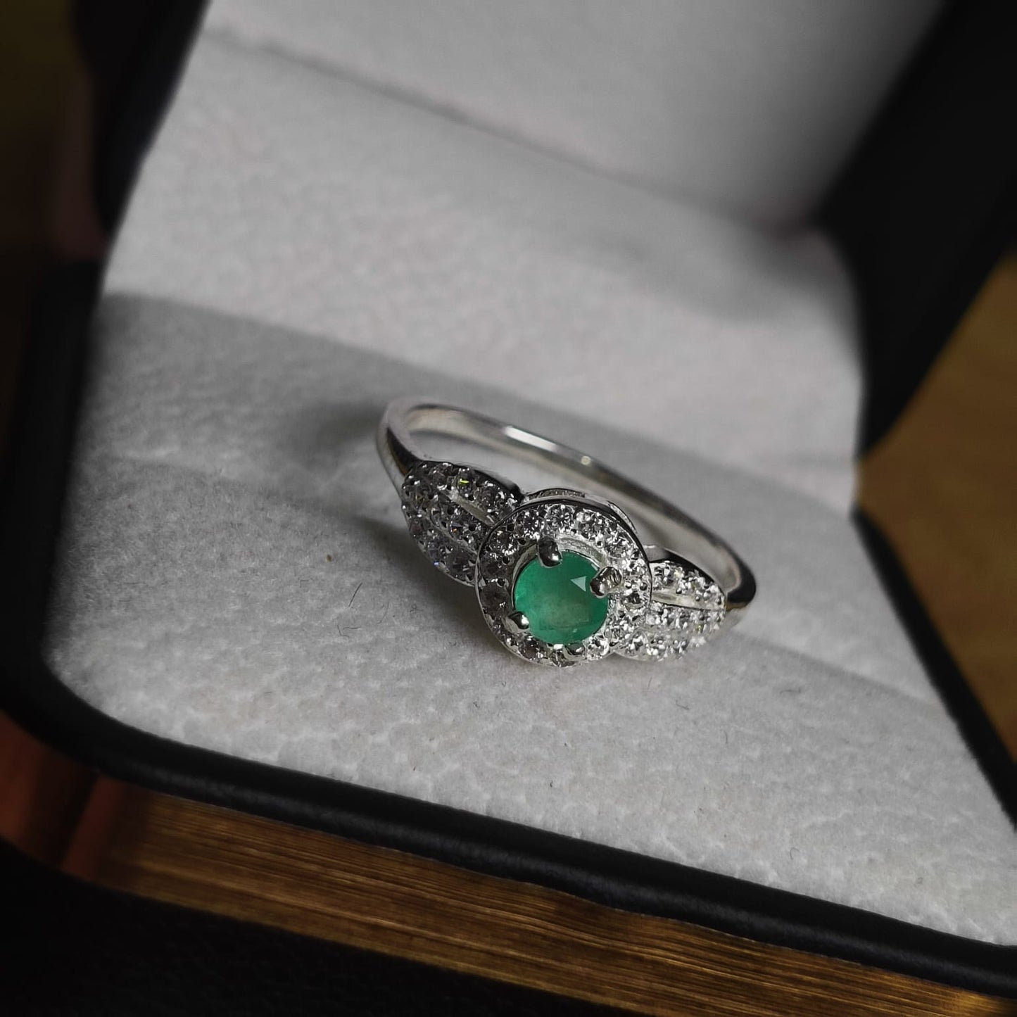 Anillo Hojita de Luz en Plata 925 con Esmeralda Colombiana