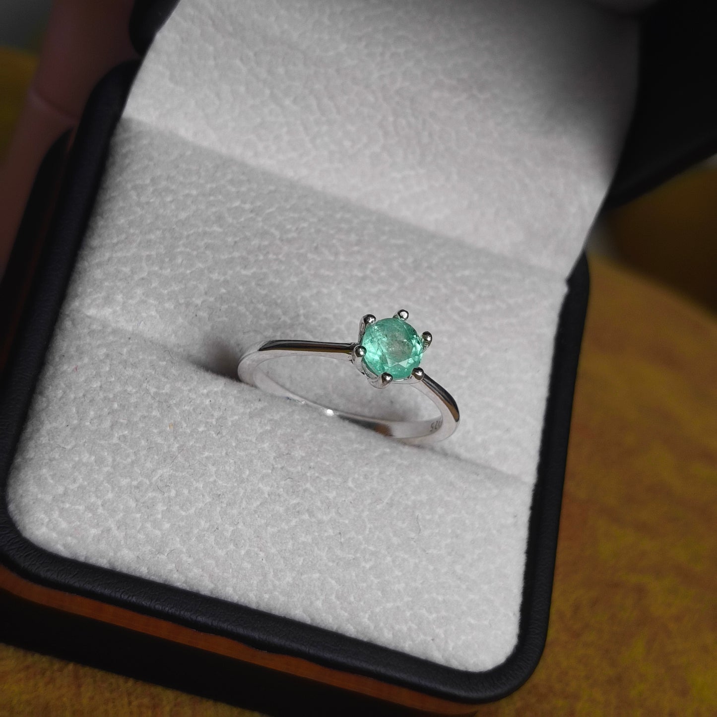 Anillo Corazón de Monte en Plata 925 con Esmeralda Colombiana