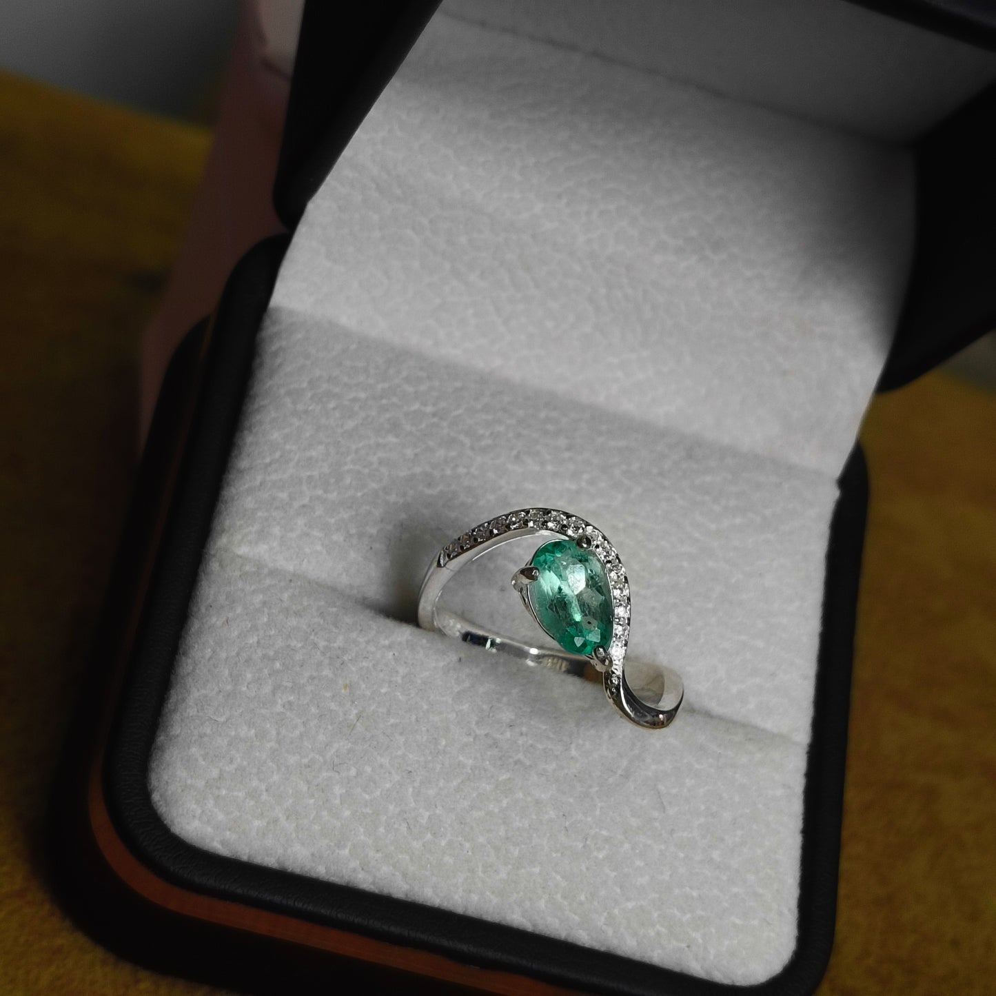 Anillo Tierra Viva en Plata 925 con Esmeralda Colombiana