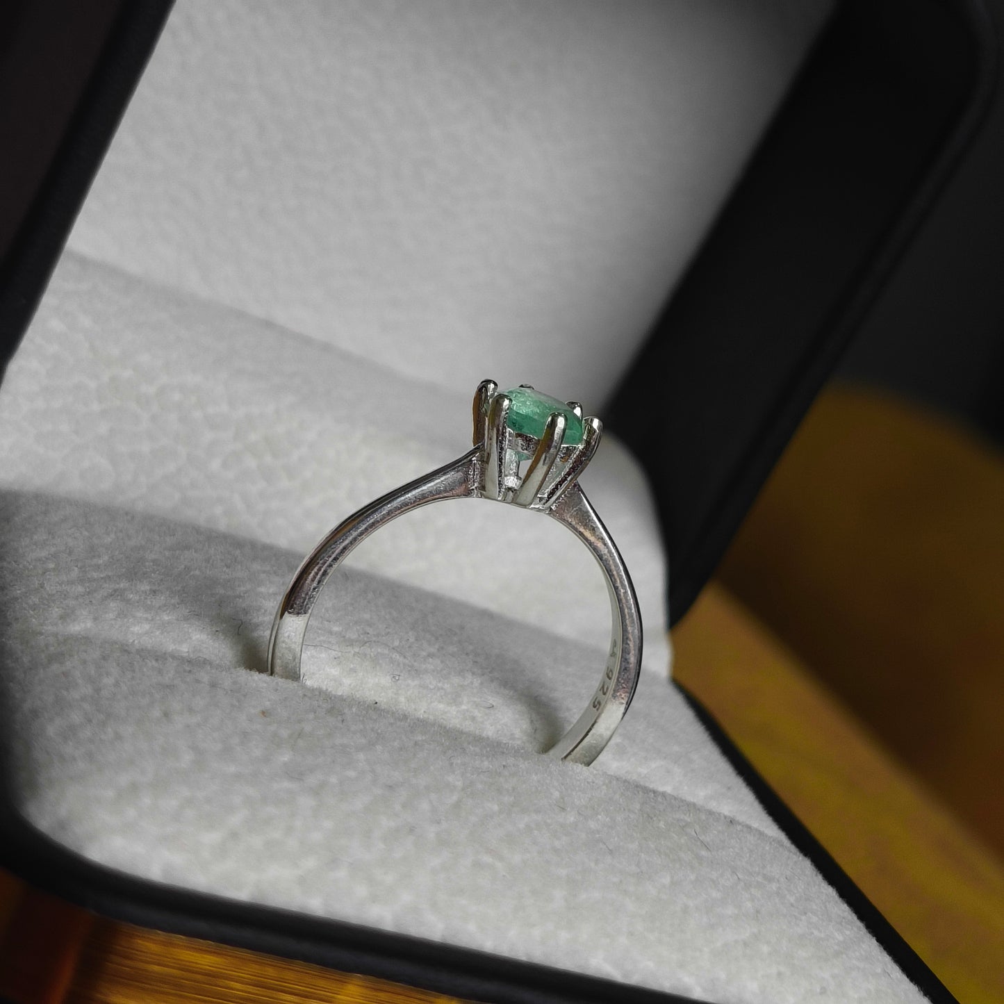 Anillo Corazón de Monte en Plata 925 con Esmeralda Colombiana