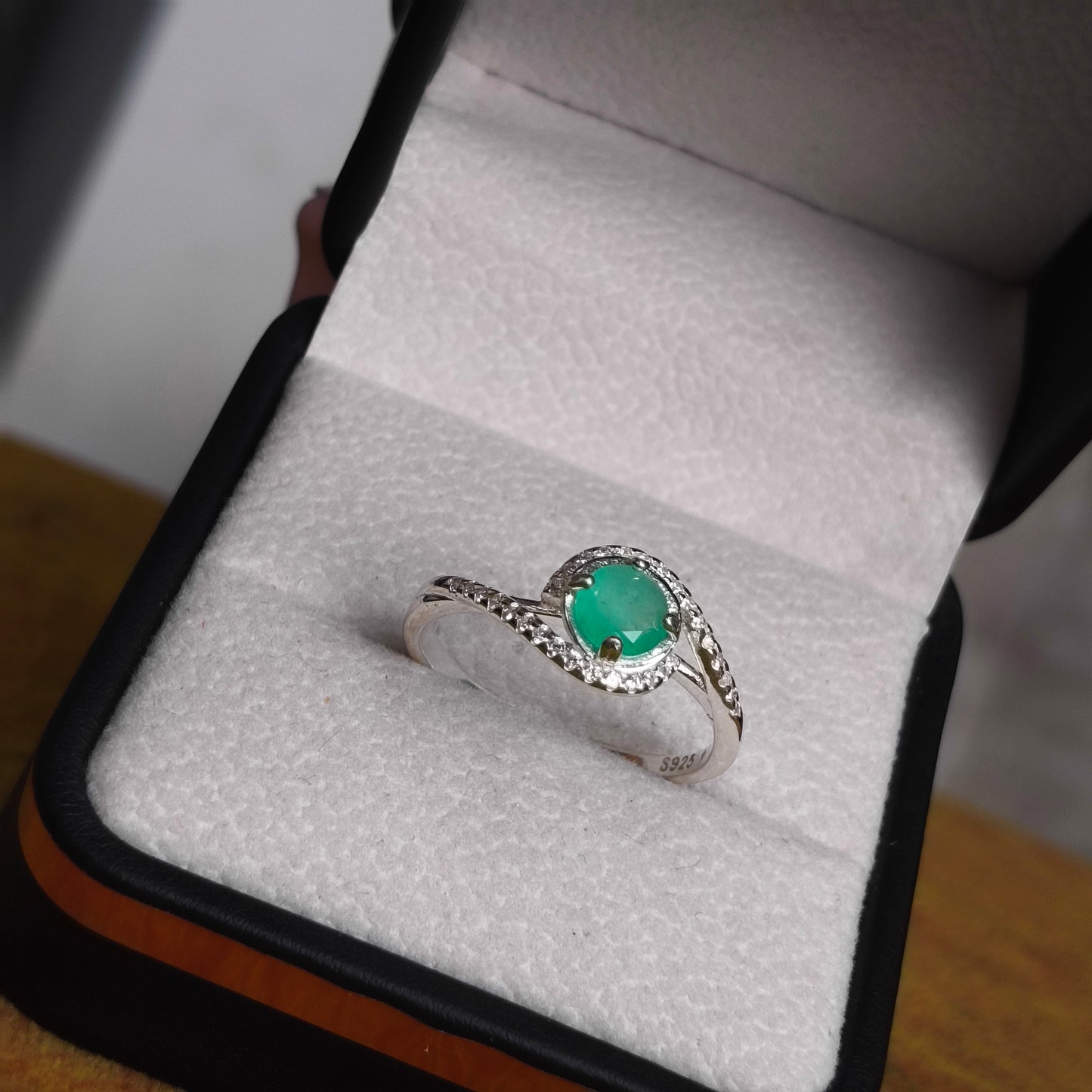 Anillo Camino de Luz en Plata 925 con Esmeralda Colombiana