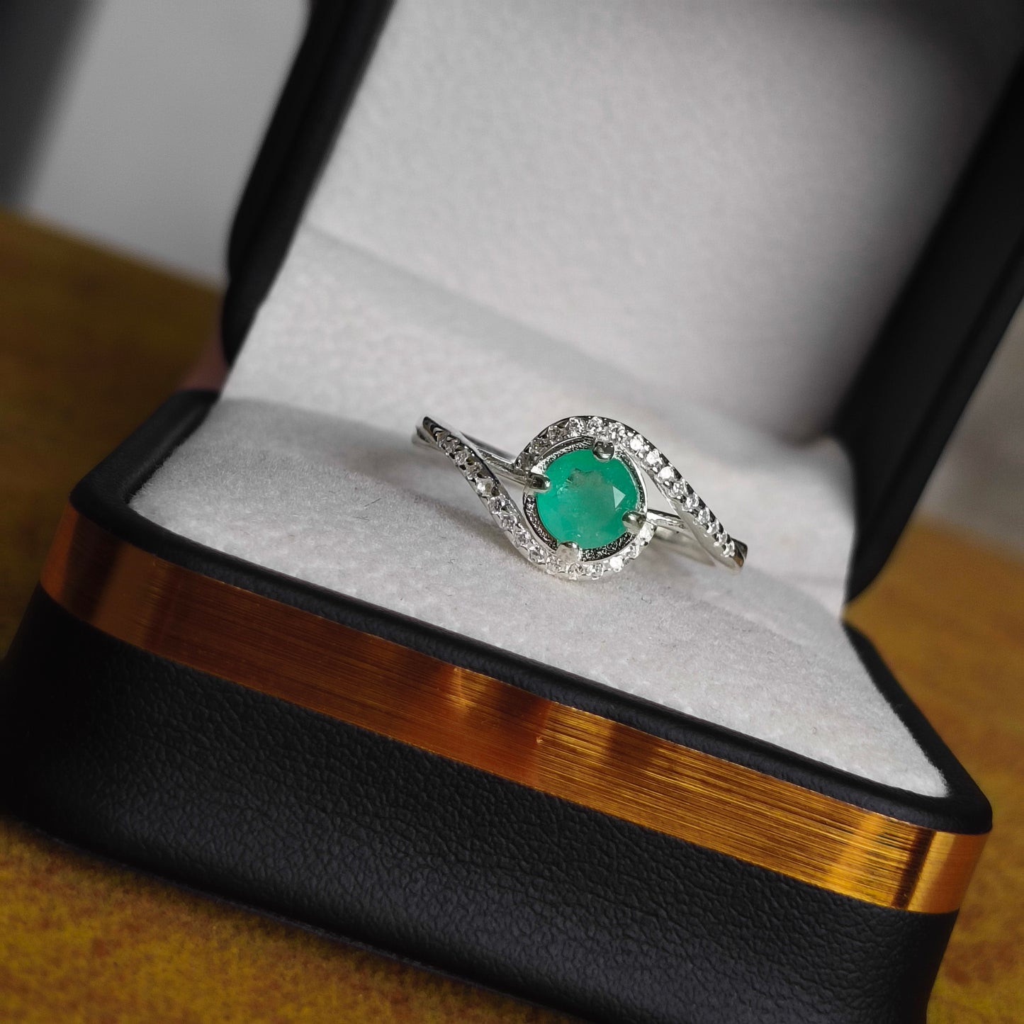 Anillo Camino de Luz en Plata 925 con Esmeralda Colombiana