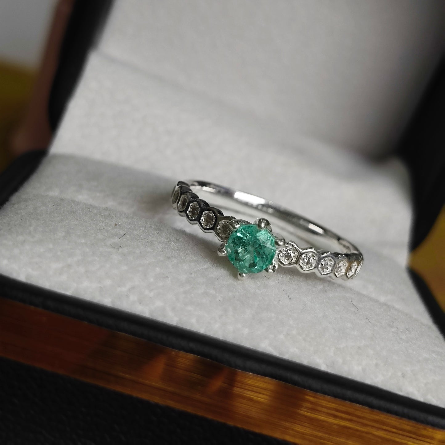 Anillo Verde Silencio en Plata 925 con Esmeralda Colombiana