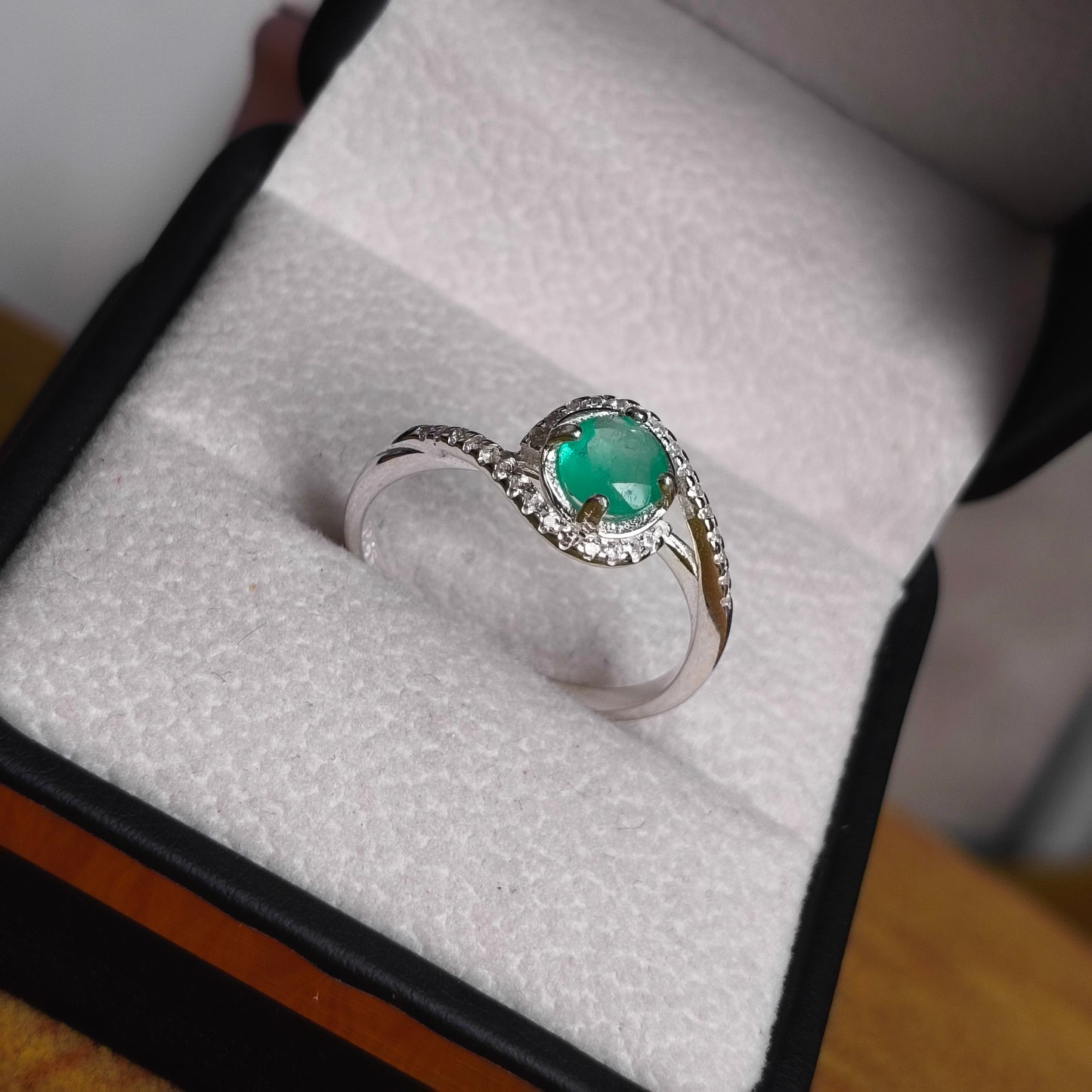 Anillo Camino de Luz en Plata 925 con Esmeralda Colombiana
