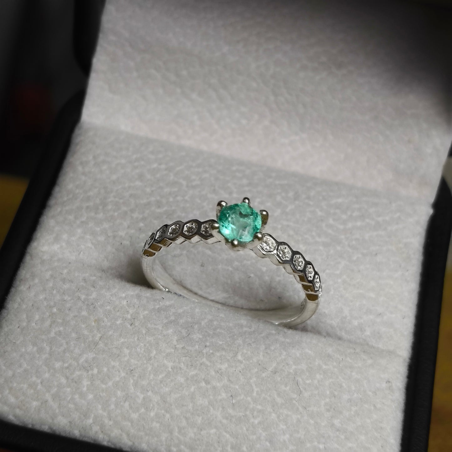 Anillo Verde Silencio en Plata 925 con Esmeralda Colombiana