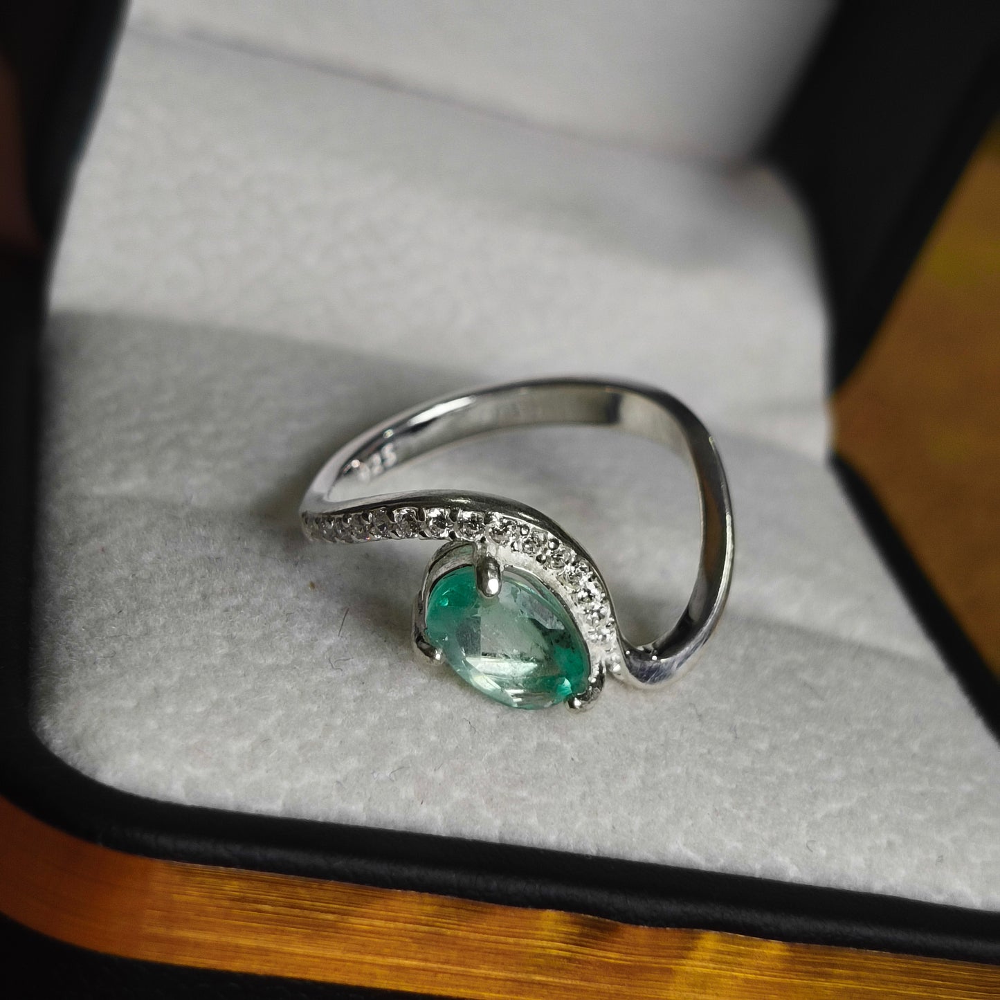Anillo Tierra Viva en Plata 925 con Esmeralda Colombiana