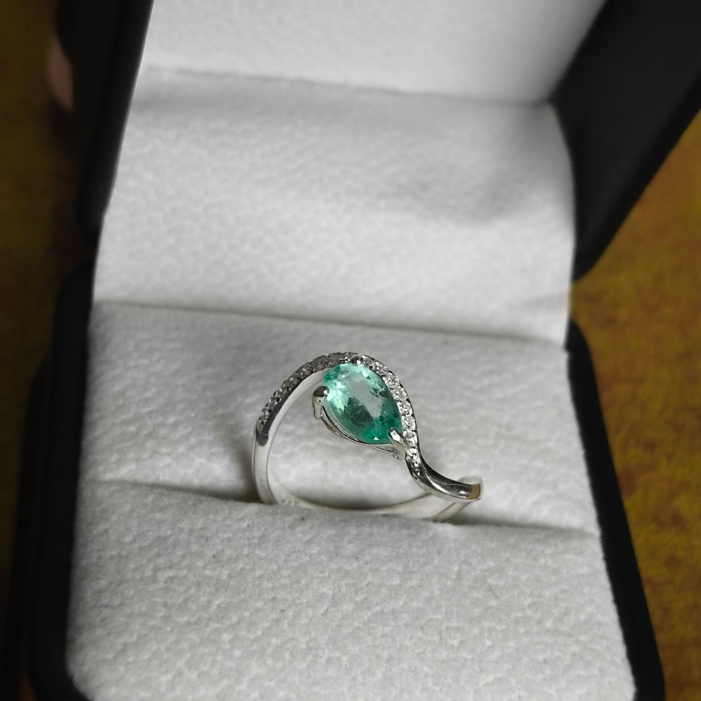 Anillo Tierra Viva en Plata 925 con Esmeralda Colombiana