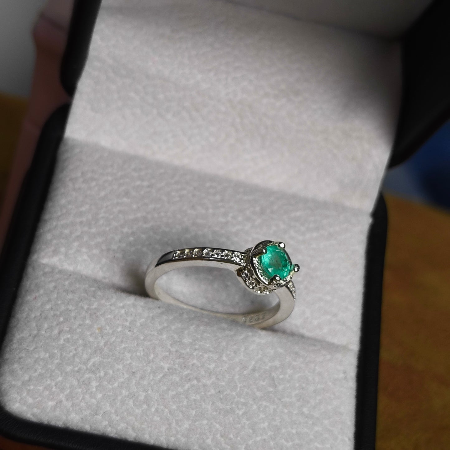 Anillo Eco Verde en Plata 925 con Esmeralda Colombiana