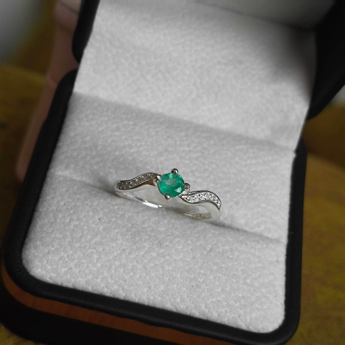 Anillo Raíz Esmeralda en Plata 925 con Esmeralda Colombiana