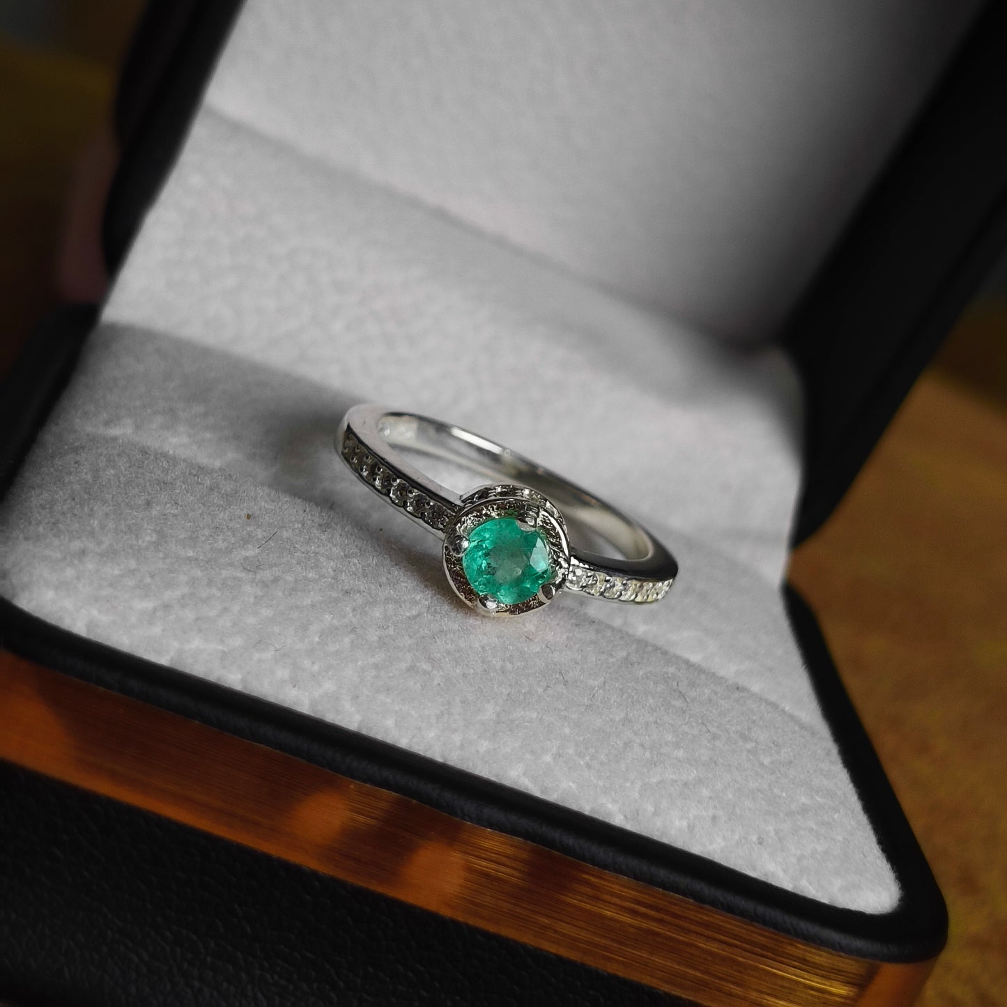 Anillo Eco Verde en Plata 925 con Esmeralda Colombiana
