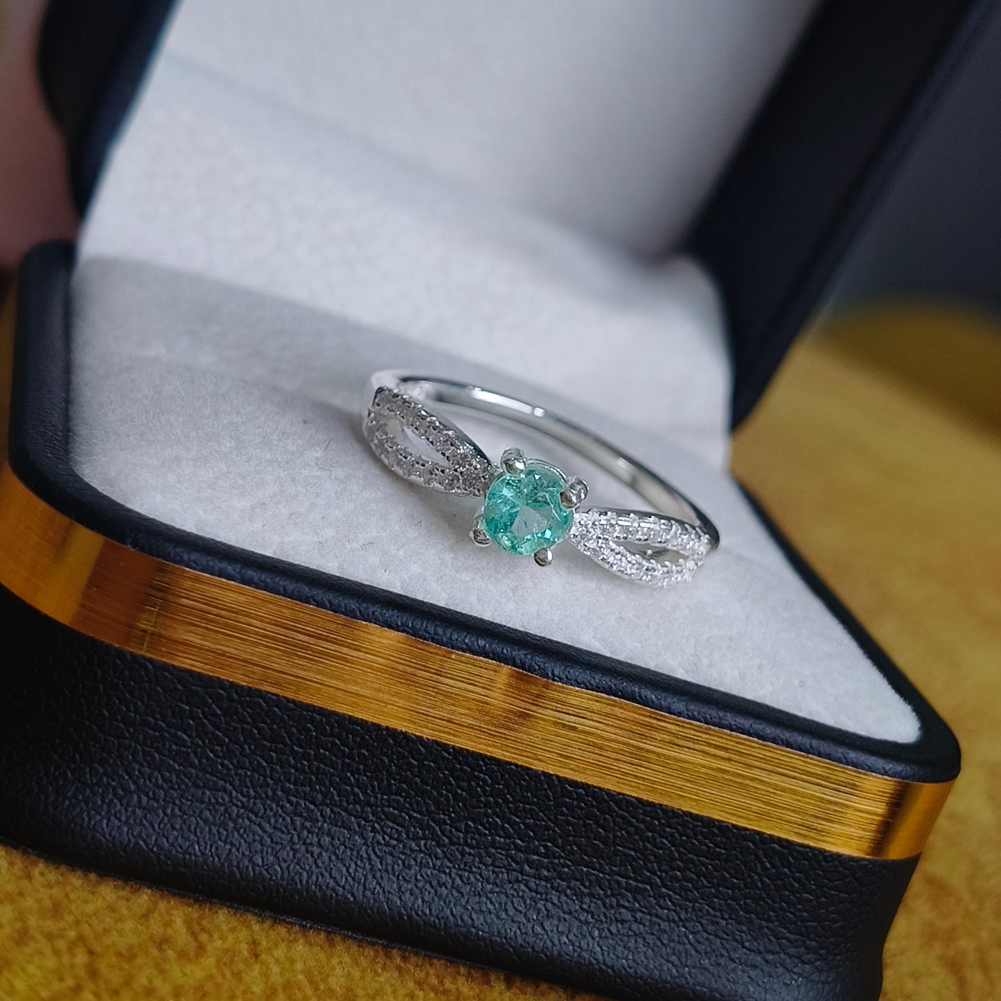 Anillo Suspiro de Esmeralda en Plata 925 con Esmeralda Colombiana