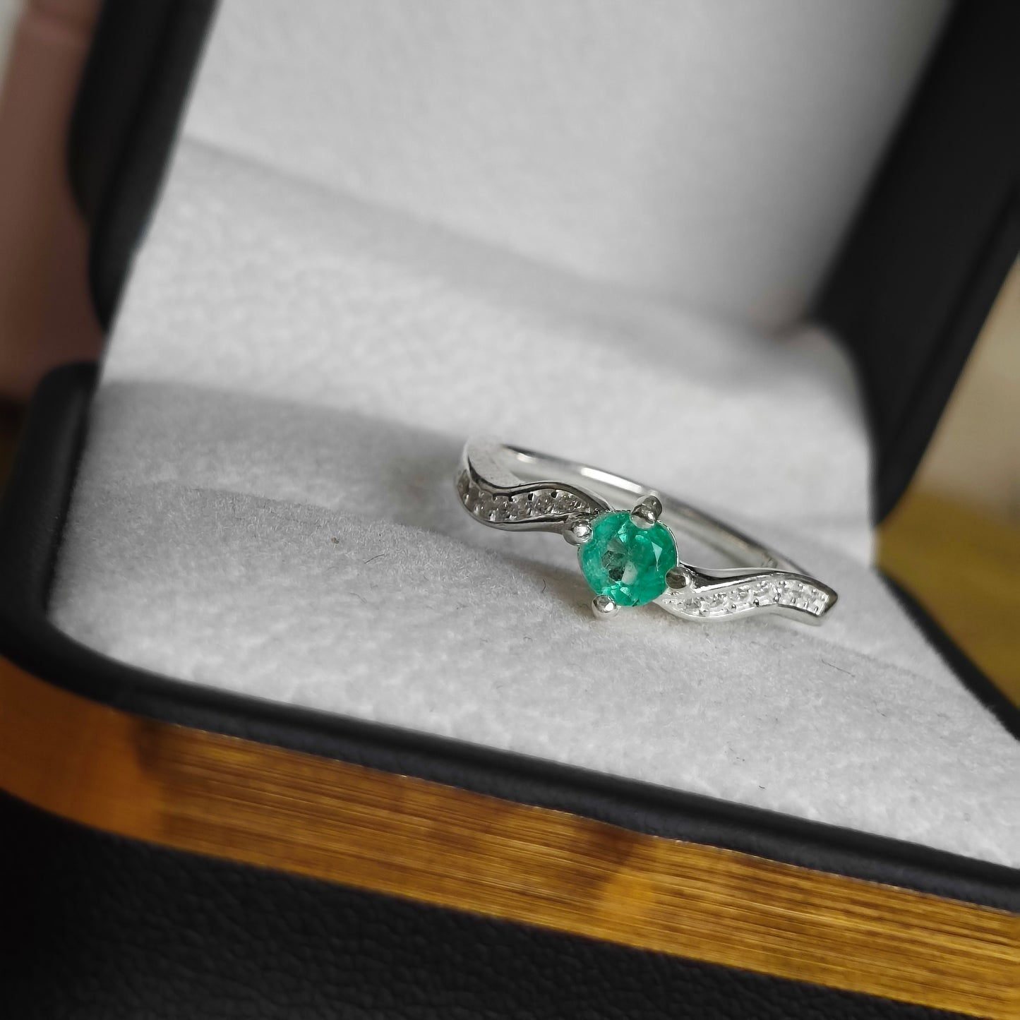 Anillo Raíz Esmeralda en Plata 925 con Esmeralda Colombiana