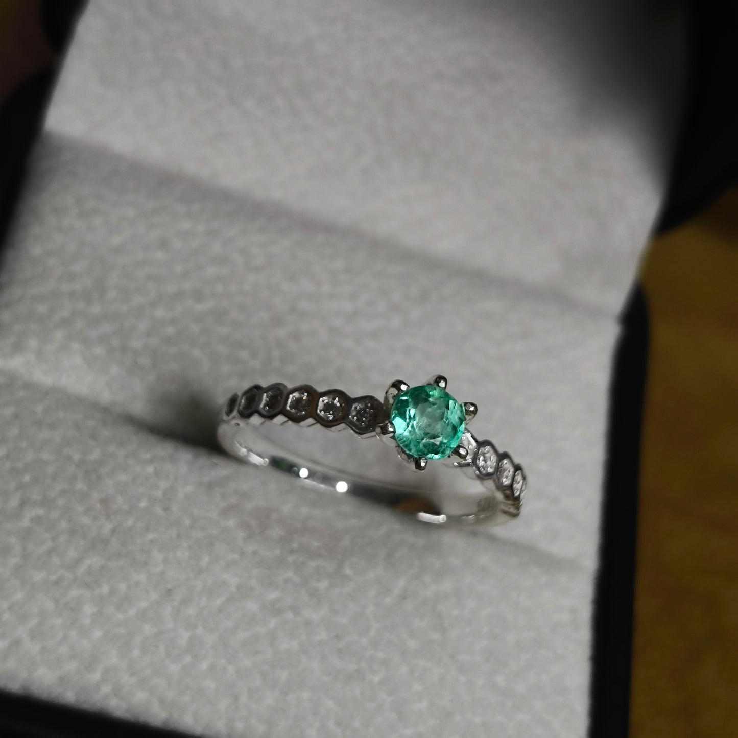 Anillo Verde Silencio en Plata 925 con Esmeralda Colombiana