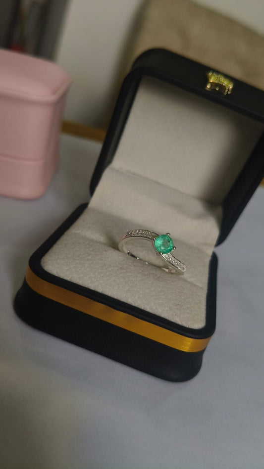 Anillo Selva Serena en Plata 925 con Esmeralda Colombiana