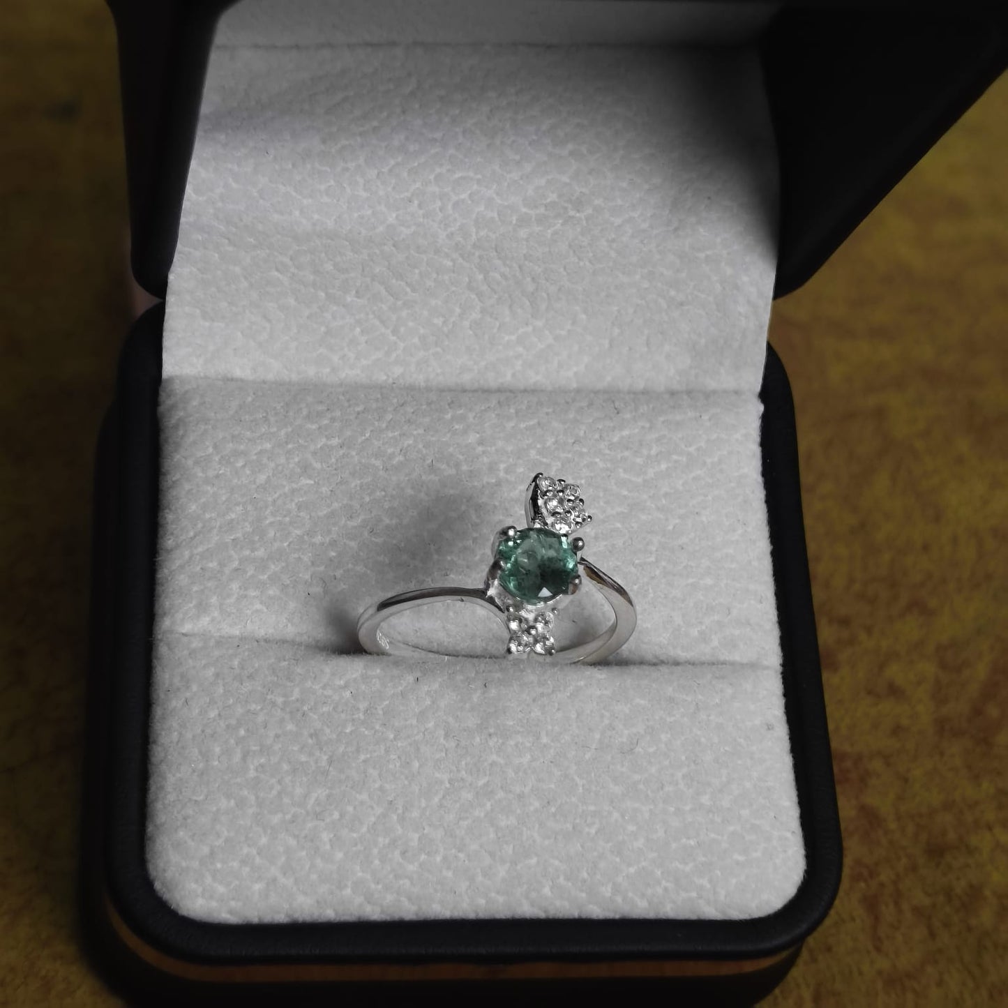Anillo Travesía Verde en Plata 925 con Esmeralda Colombiana