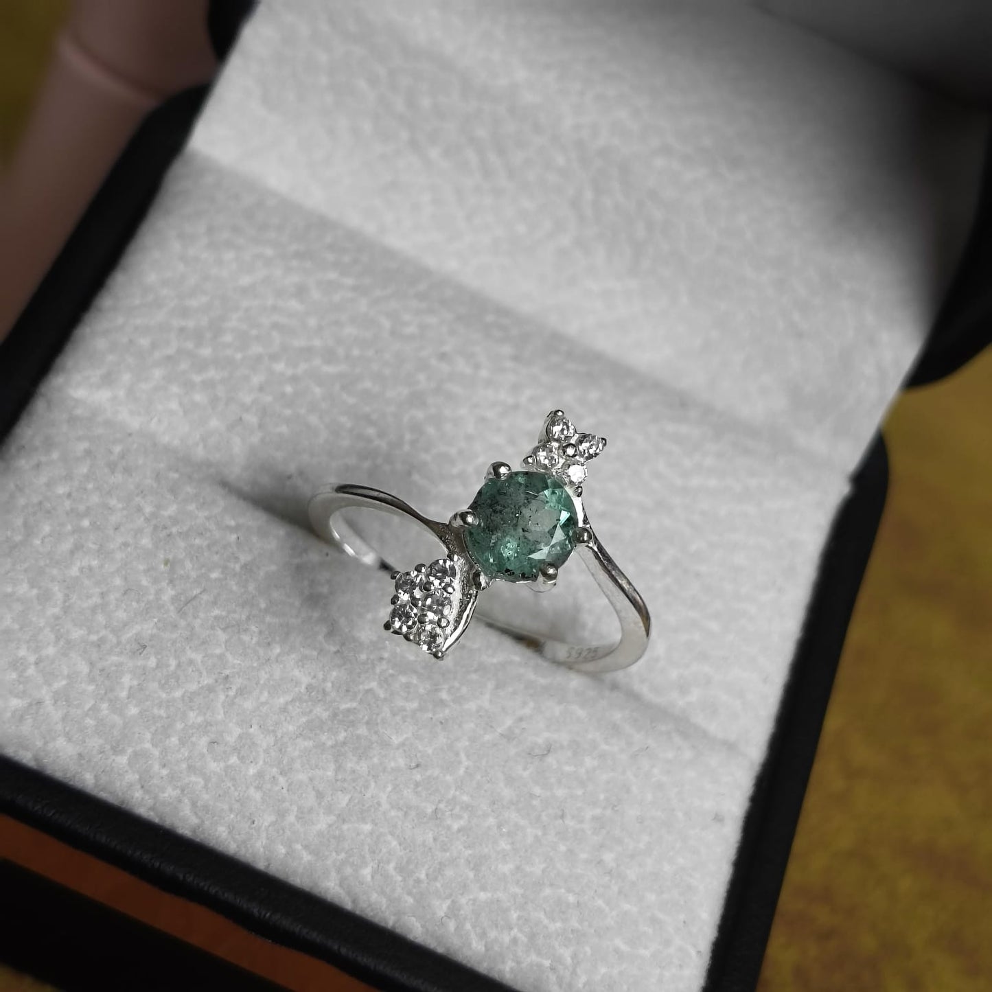 Anillo Travesía Verde en Plata 925 con Esmeralda Colombiana
