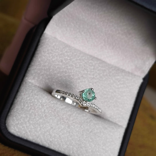 Anillo Misterio Verde en Plata 925 con Esmeralda Natural Colombiana