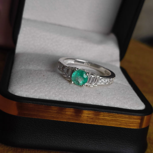 Anillo Susurro del Valle en Plata 925 con Esmeralda Colombiana