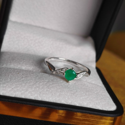 Anillo Encanto Natural en Plata 925 con Esmeralda Colombiana