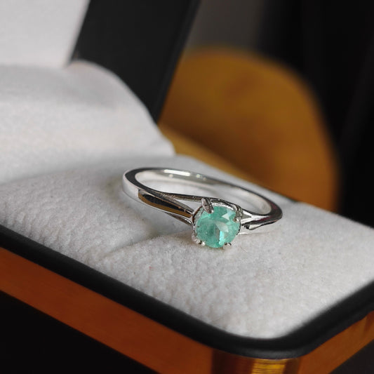 Anillo Majestad Verde en Plata 925 con Esmeralda Colombiana