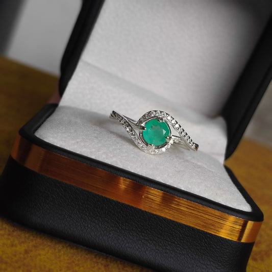 Anillo Camino de Luz en Plata 925 con Esmeralda Colombiana