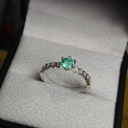 Anillo Verde Silencio en Plata 925 con Esmeralda Colombiana