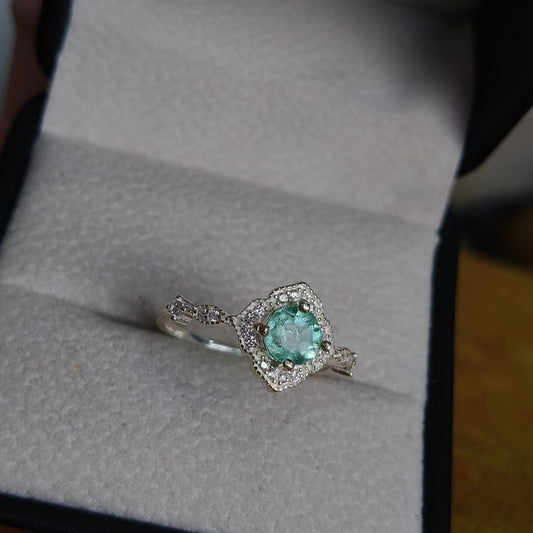 Anillo Brisa de Montaña en Plata 925 con Esmeralda Colombiana