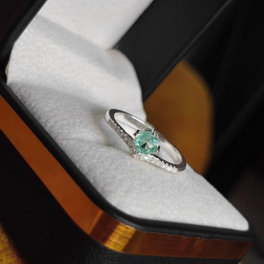 Anillo Misterio Verde en Plata 925 con Esmeralda Natural Colombiana