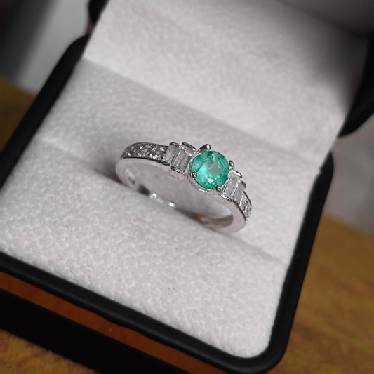 Anillo Susurro del Valle en Plata 925 con Esmeralda Colombiana