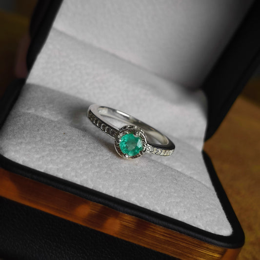 Anillo Eco Verde en Plata 925 con Esmeralda Colombiana