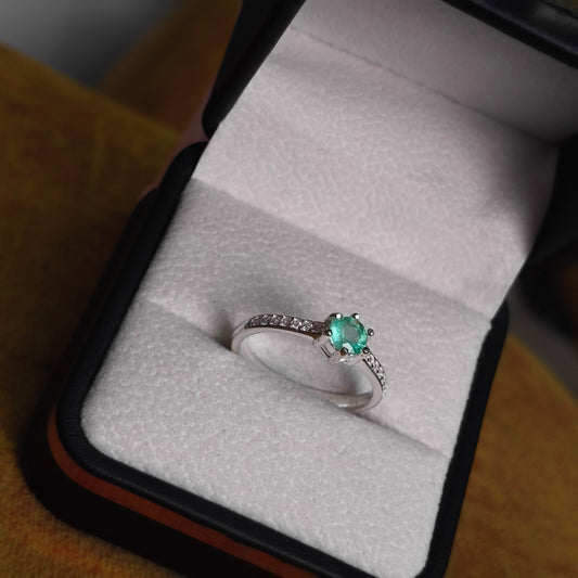 Anillo Emerald Splendor en Plata 925 con Esmeralda Natural Colombiana