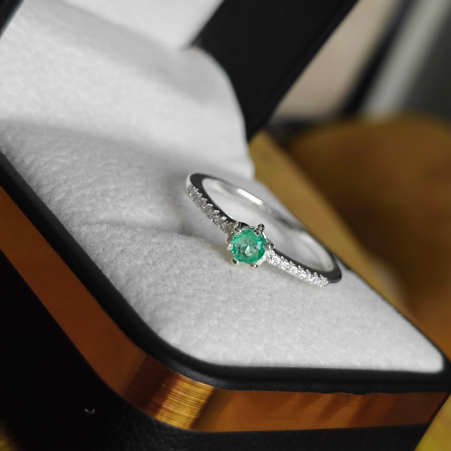 Anillo Luz Esmeralda en Plata 925 con Esmeralda Natural Colombiana