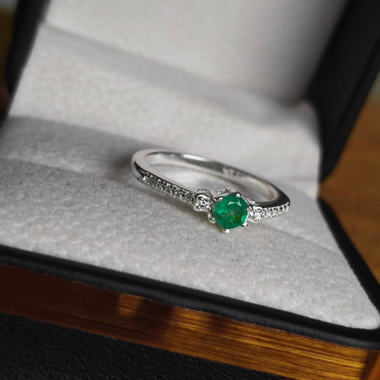 Anillo Sendero Verde en Plata 925 con Esmeralda Colombiana