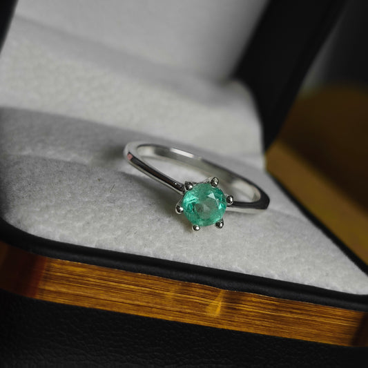 Anillo Corazón de Monte en Plata 925 con Esmeralda Colombiana