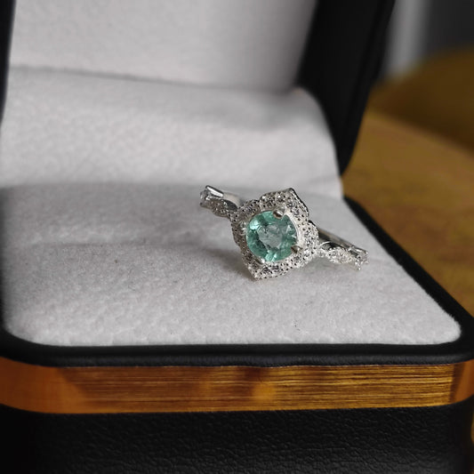 Anillo Brisa de Montaña en Plata 925 con Esmeralda Colombiana