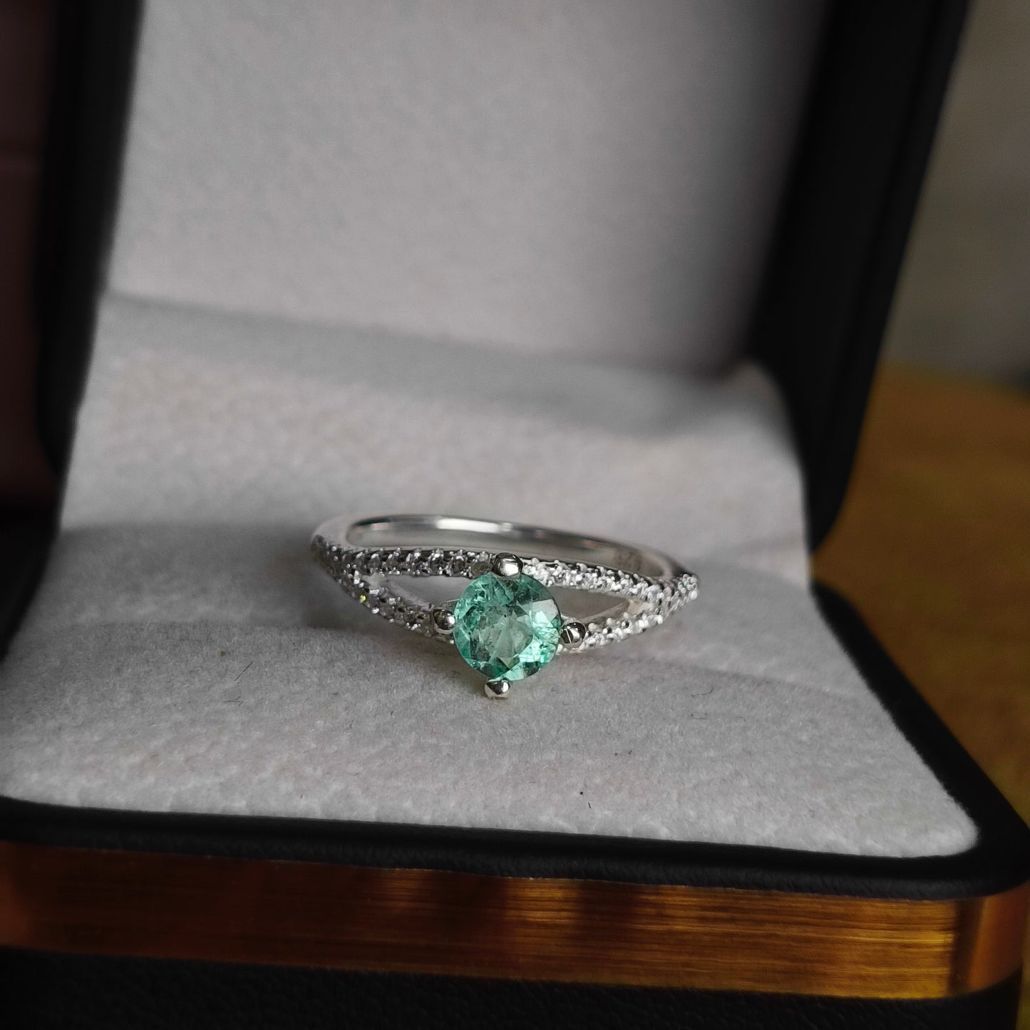 Anillo Hojas de Esmeralda en Plata 925 con Esmeralda Colombiana