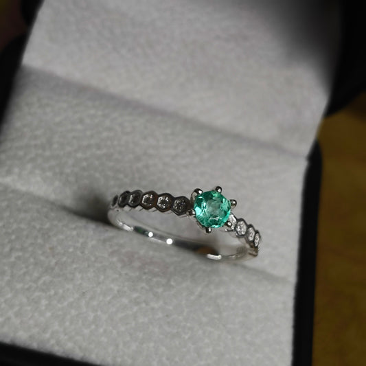 Anillo Verde Silencio en Plata 925 con Esmeralda Colombiana