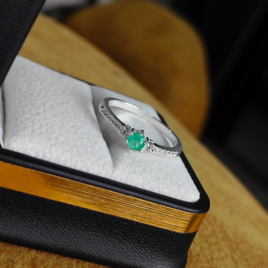 Anillo Royal Glimmer en Plata 925 con Esmeralda Natural Colombiana